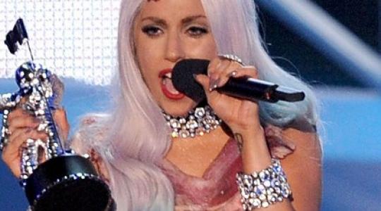 Δείτε το εξωπραγματικό ντύσιμο της Lady Gaga στα βραβεία MTV…