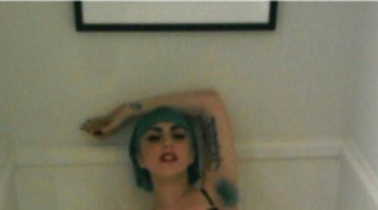 Η Lady Gaga “υπό κατάρρευση” στην τουαλέτα!!!