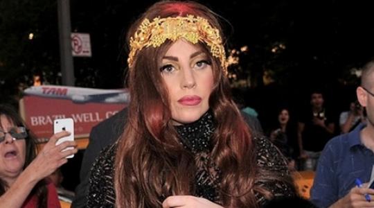 Lady Gaga: Διαφήμισε το νέο της άρωμα χτυπώντας τατουάζ στο ξυρισμένο της κεφάλι!