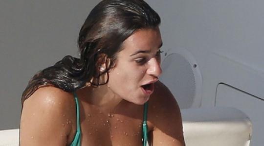 Μετά από όλες τις φωτογραφίες των οπισθίων της.. η Lea Michele είχε και nip slip!
