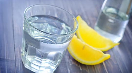 Νερό με λεμόνι: Γιατί πρέπει να πίνεις κάθε πρωί!