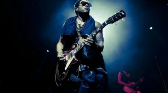 Ο Lenny Kravitz τραγούδησε στο Αμερικάνικο “X-Factor”…