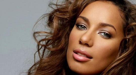 ΔΕΙΤΕ ΠΟΣΟ ΠΑΧΥΝΕ Η LEONA LEWIS