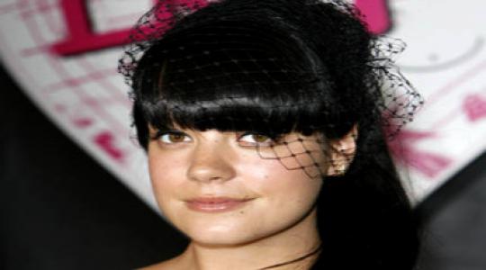 Η Lily Allen δεν ξέρει να σχεδιάζει ρούχα…