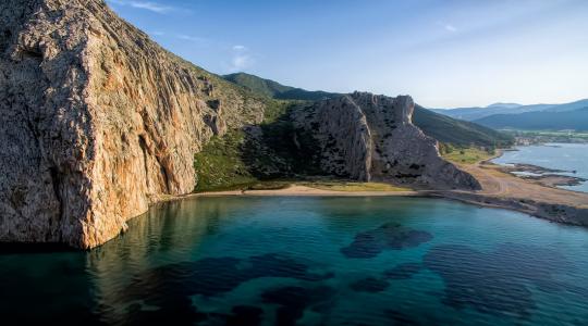 Συγκλονίζει η άγνωστη ελληνική «γαλάζια λίμνη»! Βίντεο