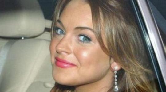 Η αισθησιακή Lindsay Lohan κάνει ηλιοθεραπεία και μας τρελαίνει!