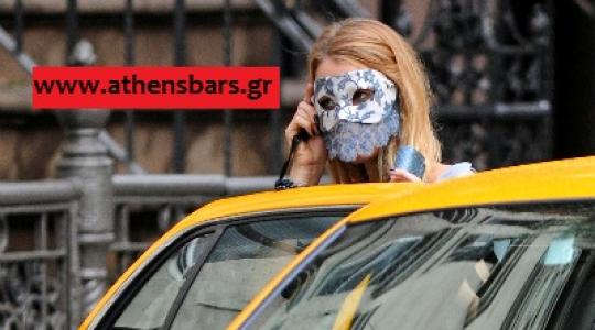 Ποια ηθοποιός βγαίνει από το ταξί με μάσκα;