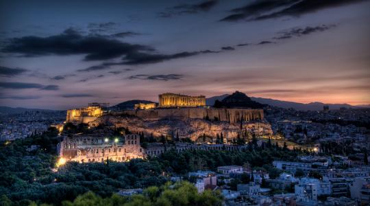 Η Huffington προβάλλει ξανά την Ελλάδα. Αθήνα και Οία στους 50 δημοφιλέστερους προορισμούς παγκοσμίως