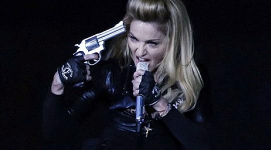 Madonna: Ακύρωσε τη συναυλία της μετά το χαμό που προκάλεσαν τα όπλα της στην σκηνή του Colorado