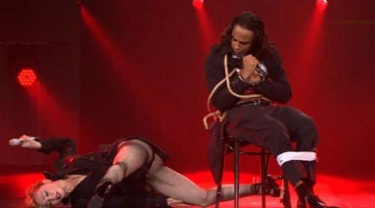 Βίντεο: Η Madonna κυλιέται στα πατώματα δείχνοντας το μαύρο εσώρουχό της σε όλους!