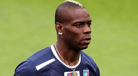 O Mario Balotelli μπορεί να σιδερώνει και ταυτόχρονα να διαβάζει το βιβλίο του Zlatan Ibrahimovic και να χορεύει!