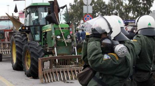 Σφαγή! Επίθεση στα ΜΑΤ με τις μαγκούρες – ΦΩΤΟ