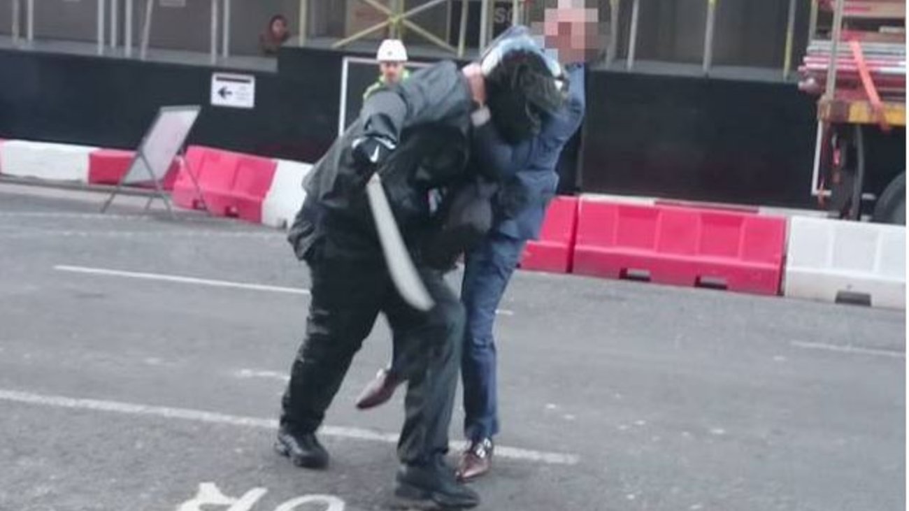 Ληστής στο Λονδίνο έβγαλε ματσέτα σε πολίτη που επιχείρησε να τον σταματήσει