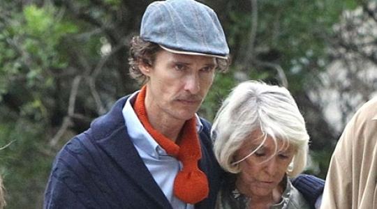Matthew McConaughey: Supported by his mother, as he has no strength after his loss of weight!