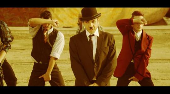 Νέο videoclip: Ο Γιώργος Μαζωνάκης σε ρόλο Charlie Chaplin