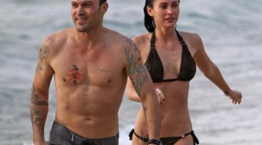 H Megan Fox στην παραλία με μπικίνι αλλά και με… τον καλό της