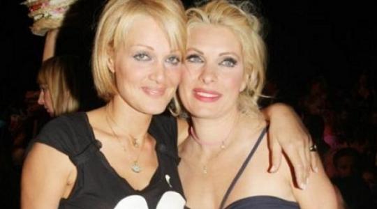 Λέτε να της κάνει ποδαρικό..?