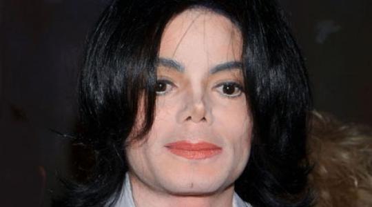 O Michael Jackson παρακολούθησε την κηδεία του ντυμένος γυναίκα! Αλήθεια η αστικός μύθος;