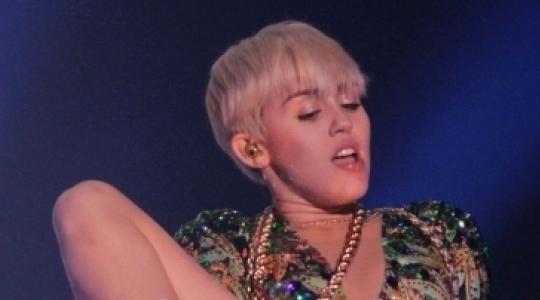Έφτυνε νερό στους θεατές της συναυλίας της η Miley Cyrus! (video)