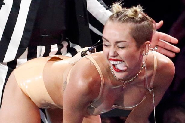 ΦΩΤΟΓΡΑΦΙΑ -ΣΟΚ! Η Miley Cyrus βρέθηκε σε gay club και προσποιήθηκε πως κάνει… (photo)