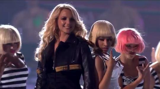 Η εμφάνιση έκπληξη της Britney και Nikky Minaj στα Billboard Music Awards!