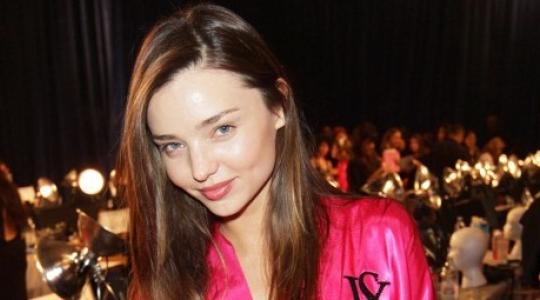 Η Miranda Kerr ετοιμάζεται για το fashion show της Victoria Secret, και ανοίγει τα πόδια στον φωτογραφικό φακό…