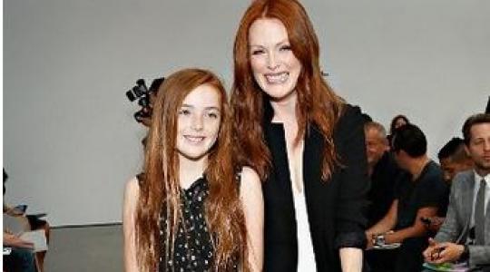 Μα είναι ολόιδιες: Η Julianne Moore και η “Julianne Moore junior”!