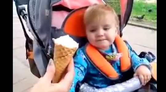 Παιδί τρώει για πρώτη φορά παγωτό!