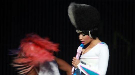 Σοκαριστική η εμφάνιση της Nicki Minaj πάνω στην πίστα, με μαλλί a la Φρανκενσταιν, και αντρικό μόριο στο χέρι..!