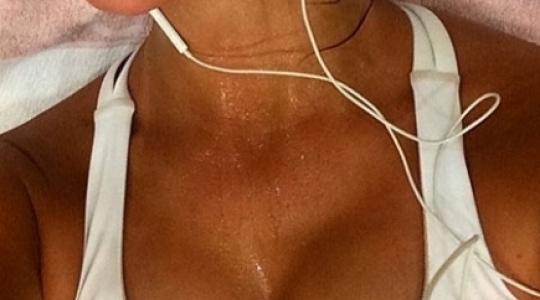 Με το ιδρωμένο της μπούστο φάτσα φόρα είναι να μην ιδρώσεις και εσύ;