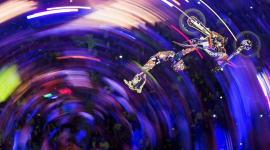 ΜΕΤΡΑΜΕ ΑΝΤΙΣΤΡΟΦΑ: ΕΝΑΣ ΜΗΝΑΣ ΓΙΑ ΤΟ RED BULL X-FIGHTERS!