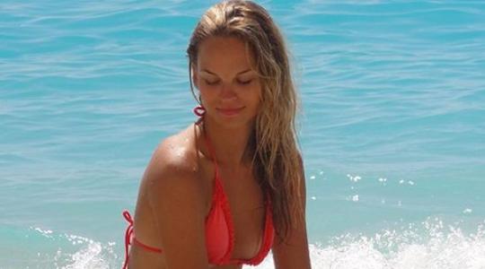 ΔΕΙΤΕ: Η Πατρίτσια Μίλικ Περιστέρη, topless κι αμακιγιάριστη χαμογελάει στον φακό!