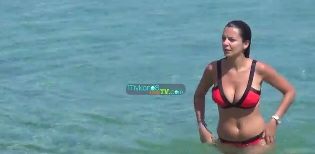 Η Νικολέττα Ράλλη αναδύεται από τα νερά της Ψαρούς! (βίντεο)