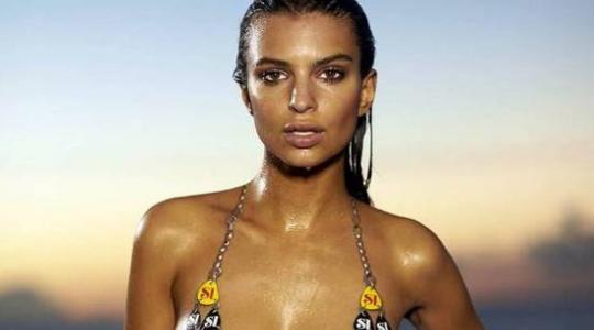 Η Emily Ratajkowski ποζάρει TOPLESS και μας αποτελειώνει!