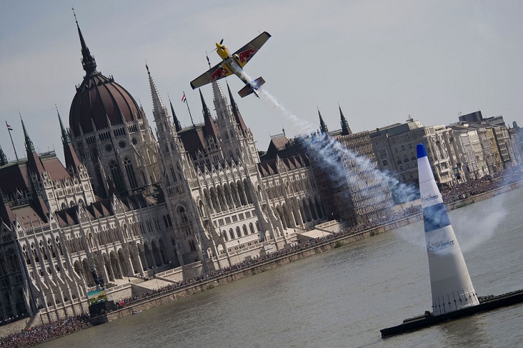 To Red Bull Air Race επέστρεψε: Ο Bonhomme θριάμβευσε στην πρεμιέρα!