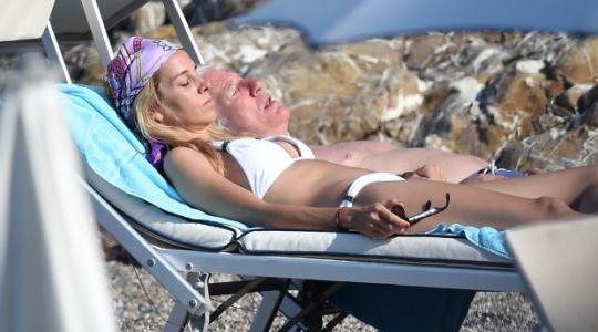 Ερωτευμένος και τρελός ο Ρίτσαρντ Γκιρ στη παραλία με τη 32χρονη σύντροφό του!