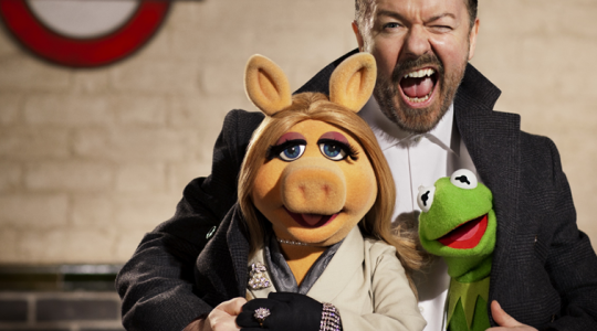 Ο Ricky Gervais μοιράζεται ένα αστείο βίντεο πίσω από τη κάμερα του «The Muppets… Again»