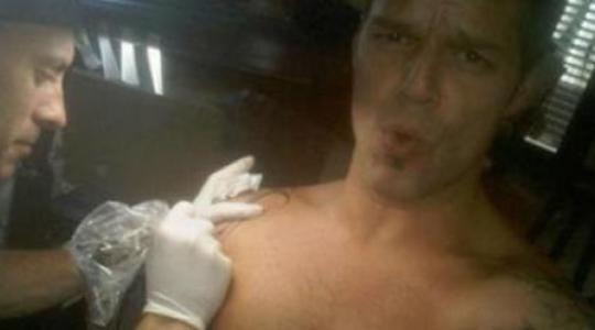 O Ricky Martin από ότι φαίνεται δεν αντέχει και πολύ τον πόνο..