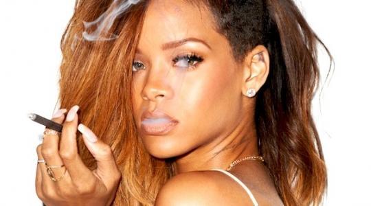 Rihanna: Τάσσεται υπέρ της μαριχουάνας και φωτογραφίζεται με δύο μεγάλα τσιγάρα στο στόμα!