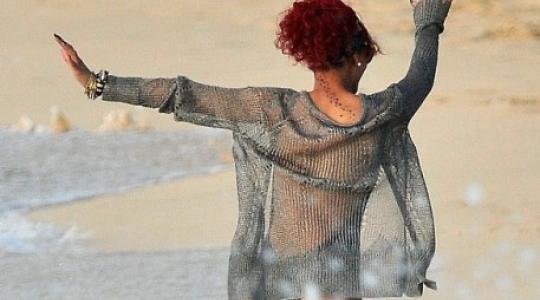 Οι χριστουγεννιάτικες…βουτιές της Rihanna!