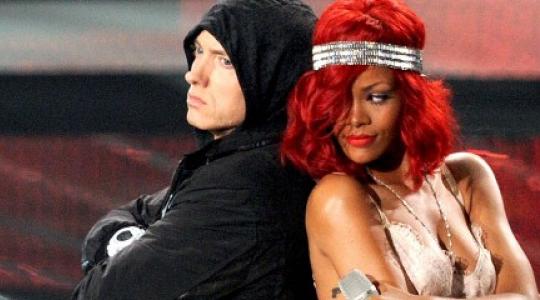 Δείτε την εμφάνιση έκπληξη της Rihanna σε ντουέτο με τον Eminem..