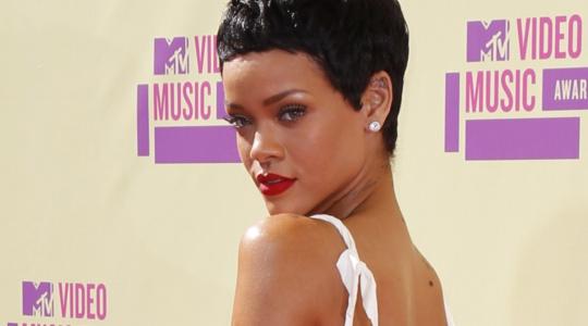 ΕΝΑΣ ΓΕΡΜΑΝΟΣ ΣΤΗΝ ΠΑΡΑΛΙΑ ΤΗΣ RIHANNA