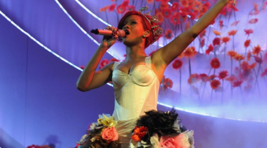Rihanna… “Κι εγώ γυναίκα είμαι” …!