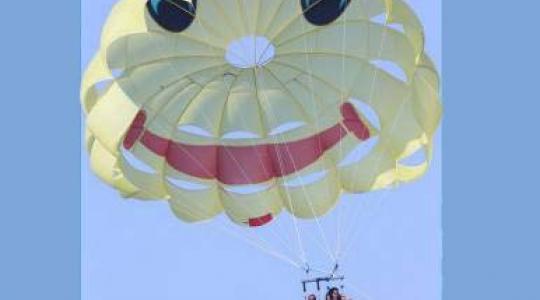 Ποια διάσημη σταρ τόλμησε να κάνει parasailing?