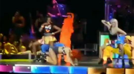 Video: Η τούμπα της Rihanna στην σκηνή!