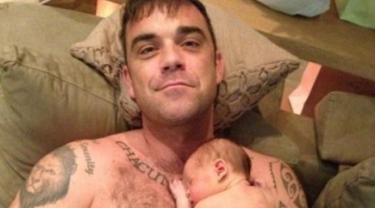 O Robbie Williams ξέφυγε: ”Θα αγόραζα ναρκωτικά για την κόρη μου για να…”!