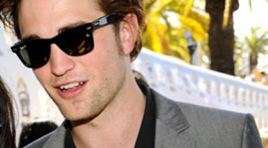 Oops….Λιοντάρι δάγκωσε τον Robert Pattinson