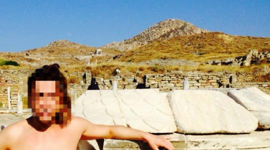 Ποιος πασίγνωστος Έλληνας πήγε στη Δήλο και φωτογραφίθηκε ημιγυμνος παρέα με τα αρχαία μνημεία!