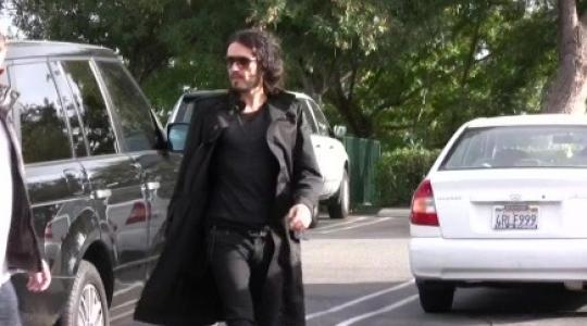 Ο Russell Brand δεν παραδέχεται ότι χώρισε τους Oasis…