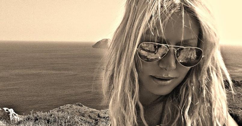 ΕΓΚΕΦΑΛΙΚΟ: Όταν η Λίζα Δουκακάρου έβγαλε το σακάκι της ενημέρωσης και εμφανίστηκε topless στην παραλία!